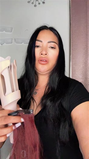 Extensiones con clip • Son las más rápidas de colocar y quitar. • Se aplican en minutos, solo abres el clip, lo sujetas en tu cabello y listo. • Ideales para usarlas solo cuando quieras. | El Mundo de Nataly