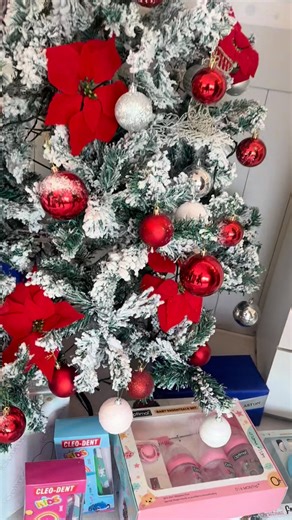 Optimal Arabia on Instagram‎: "⁨ ⁨ هدايا عيد الميلاد المناسبة لكل فرد من العيلة بتلاقوها عنّا! بموسم الهدايا، ما تنسوا أهمية المتعة بالاحتفال، وتصفحوا مجموعتنا الواسعة من هدايا عيد الميلاد المانسبة لكل ذوق وعمر. -Bath Set -Christmas Package -Dental Hygiene Kit -Feeding Dish Set -Women's Beauty Set -Baby Care Set -Baby Bath Set -Baby Essential Set متوفرة في الصيدليات واونلاين على 🌐optimalarabia.com 📲Optimalarabia Your go-to Christmas gifts are under our tree In a season of lists, don't forget t