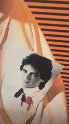 Rick Springfield told the story: « I don’t know her name. It was a brief relationship I had when I was making stained glass for a while. I was going to a stained glass class in Pasadena, and I met this guy and his girlfriend. I was completely turned on to his girlfriend, but she was just not interested. So I had a lot of sexual angst, and I went home and wrote a song about it. Then about four months later I stopped going to the class and lost contact with them. The only thing I remember is his n