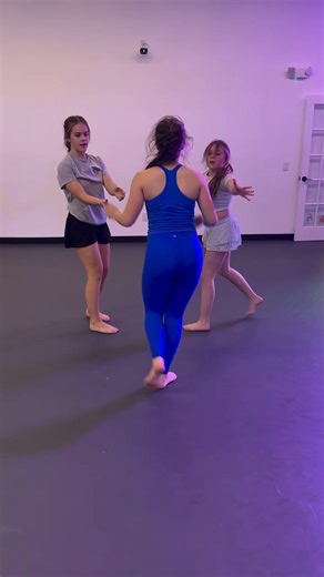 Duo & trio partnering tricks are some of my favourite to work on and incorporate into choreography! Try out these two variations of assisted front aerials! 🤩🙌 #acro | Hana Rodrigues