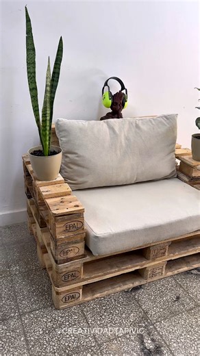 Cómo hacer un sillón de palets de kiosco #carpinteria #tapiceria #palets #reciclaje #tapizadodemuebles #Upholstery #BuenosAires | Creatividad Tapivic