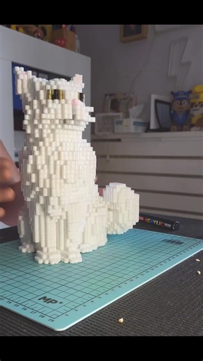 Gato con beads en 3d Patron de @BEADS MASTER #gato #blanco #beads #hama #hamabeads #perler #fusebeads #beadsart #3d #pixelart #patron #miau #cat #mascota