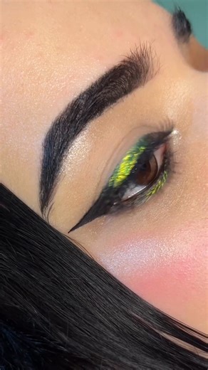 New technique to apply eyeliner with little bit green glitter tutorial #Eyeliner #makeup #eye #viral #tutorial | Ayesha makeovers