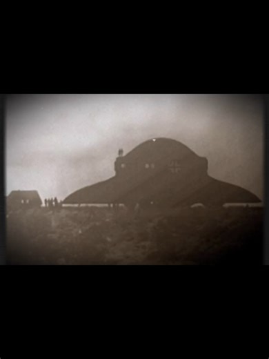 Haunebu II 🇩🇪 El Haunebu II es un supuesto avión de combate alemán de la Segunda Guerra Mundial, que se dice que fue desarrollado por Alemania en los últimos años de la guerra. La existencia del Haunebu II no está confirmada y se considera un tema de especulación y teoría de la conspiración. La historia del Haunebu II se remonta a los años 80, cuando un grupo de investigadores alemanes afirmaron haber encontrado documentos y testimonios que sugerían la existencia de un proyecto secreto alemán 