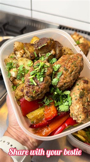 CHICKEN KOFTAS Chicken Kofta High Protein Meal Prep. When I tell you this is THE BEST meal prep I made this year, you HAVE to try this! The juiciest chicken koftas, packed with spices and so much flavour. Served with Indian spiced veggies. Tag the person who needs to make this for you! Gluten free too as I’ve used chickpea flour for the GF friends. SHARE with the person who will love this recipe 🥰🩷 Chicken koftas (this serves 8 portions) 1.5kg chicken mince 1 large egg Chopped coriander / cila