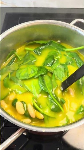 Italiensk grøntsagssuppe med bønner og salsiccia
