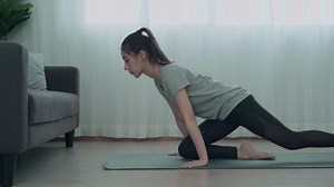 mulher magra da ásia praticando ioga no condomínio. linda mulher fazendo exercícios de manhã. equilíbrio, recreação, relaxamento, calma, boa saúde, feliz, relaxar, estilo de vida saudável, reduzir o estresse, pacífico.