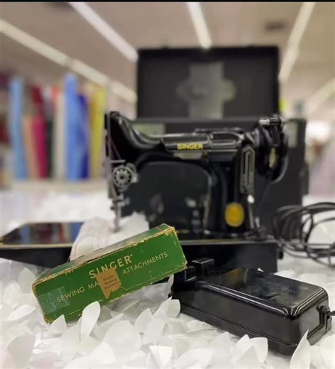 Ańo1953 Singer Featherweight 221 221- Sewing Machine w/ Case, Attachments, Pedal, máquina como nueva , en Casa Tomás disponible. | Casa Tomas Telas y Mas Page