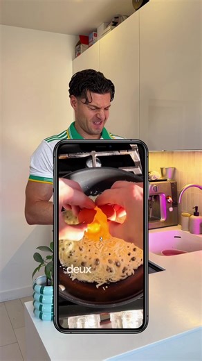 Yes ✅ or Next 🙅🏼‍♂️ On teste les recettes virales pour voir si elles valent le coup ou non, ou voir si on peut les améliorer en réduisant les kcal ou en augmentant les protéines 💪🏼 🍳 OMELLETE SUCRÉE SALÉE 🍯 INGRÉDIENTS (le mien) - 15g de miel 🍯 - 3 oeufs 🥚 - 20g de mozzarella allégée 🧀 Puis garniture au choix 📊 Macros pour l’omelette → 295 kcal / 25g de prot / 14g de glucides / 17g de lipides ⏱️ Temps de préparation : 5min ⏱️ Cuisson : jusqu’à ce que ce soit bien Julien bien doré 🔥 #n