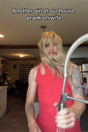 Pretend to cheat and play pranks🤣#funnyvideos #funnytiktok #foryou #funnyprank #couple