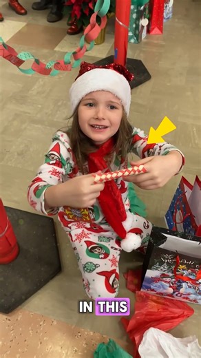 The Chinese Finger Trap Toy The Chinese finger trap is a simple yet fascinating toy that teaches physics and problem-solving. The harder you pull, the tighter it grips, showing how tension works. Often used for fun, education, and stress relief, it proves how smart design can turn simplicity into endless curiosity. #mindgames #science #toys ##stressrelief #problemsolving Credits : brenttelevision, chandrayudhacc / tt NoteClips, thekiduniverse6766, XP4Dayz, FactsMail., zackdfilms, Factytn, AyushX