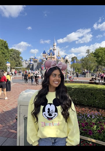 DIS-KNEE 🐭🎡⭐️ #disneyland #disneylandcalifornia #disney #disneyafterdark #disneychannelnite
