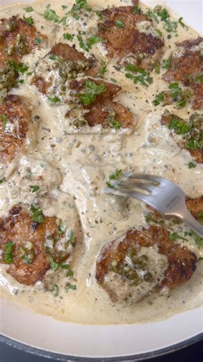 Så er søndags middagen på plads🔥Saftige mørbradbøffer af gris, i den lækreste cremede pebersauce - flamberet med cognac🔥💛Masser af smag, fylde og cremethed🫠🌿Du kan sagtens undlade at flambere og bare koge ind🤗 Men den pebersauce er du nødt til at smage💛💚Server med kogte eller stegte kartofler, knuste kartofler eller lignende🥔 Og måske lidt dampet broccoli🥦Opskriften ligger på Gourministeriet.dk - søg på pebersauce - eller find den via link i kommentarfeltet💁🏼‍♀️#pebersauce #foodhack 