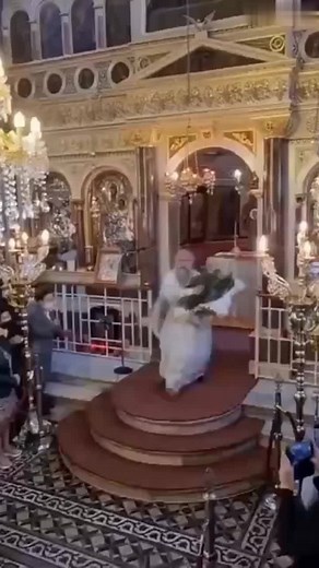 ΞΑΝΑΧΤΥΠΗΣΕ στην πρώτη Ανάσταση ο παπα- Λεβεντιάς της Χίου!