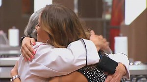 En este capítulo nos despedimos de la Naná, nuestra abuelita más querida de MasterChef Chile. Probando que la edad no es obstáculo para nada Doña Eliana nos dio una clase de vitalidad, amor y cocina. Mira como fue la emocionante su despedida. ¡Vea el capítulo completo (T01E25 – 2014) y todo lo de Masterchef Chile en el canal oficial en Youtube! | MasterChef Chile