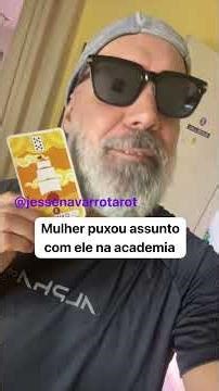 Tem uma fulaninha que fica se exibindo pra ele na academia. Ontem ela puxou assunto sobre uma viagem