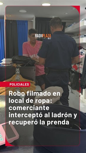Radio Plaza 94.7 on Instagram: "FILMADO 🎽🚨 Una comerciante del microcentro de Paraná detectó un robo en su local de calle 25 de Junio, a metros de la Peatonal San Martín, y actuó de inmediato: fue hasta el negocio, interceptó al sospechoso y logró que devolviera la prenda sustraída. 📹 En las imágenes se observa cómo el hombre toma una remera, la oculta bajo otra prenda y, tras pasar por el probador, intenta retirarse del local. Al ser descubierto, no opuso resistencia, de