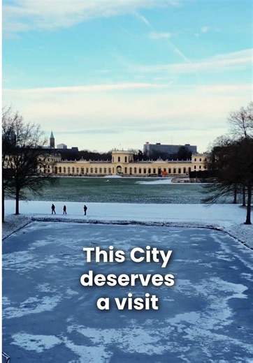 Unser Kassel lebt von den Leuten, den Spots und diesem ganz eigenen Stadtgefühl, das man nur versteht, wenn man wirklich hier war. ✨ Also kommt vorbei und schaut euch an, was Kassel eigentlich so besonders macht! ❤️ 👉Wer soll mit dir mal nach Kassel? Schicke das Video an diese Person! #kassel #travel #hessen #bigcitylife #visit