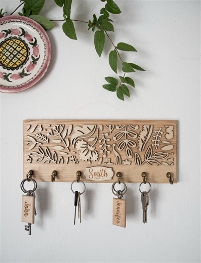 Custom Key Rack: Wooden Wall Mount With Last Name Sign - Etsy