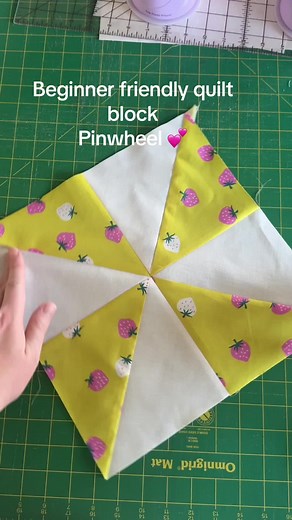How to make a pinwheel quilt block! Amazing practice for beginner quil... | quilts