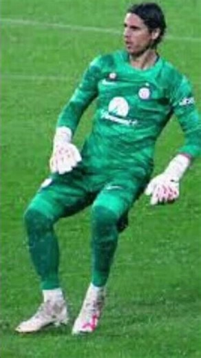 Top 10 best goal kiper in the world 🌍 right now choose #donnaruma #raya #Garcia #oblak #martinez