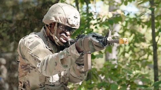 Fallschirmjäger trainieren mit immer schwereren Waffen