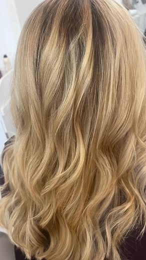 #blondehair #wella #balayage Dieser Haarschnitt sieht sehr elegant und natürlich aus. Die Haare haben schöne Wellen, die Volumen und Bewegung verleihen. Die Farbe ist hell und warm, was eine großartige Wahl sein kann, um die Textur und den @Glanz der Haare zu betonen. Insgesamt wirkt es frisch und stilvoll, ideal für verschiedene Anlässe. Welchen Stil oder welche Farbe möchtest du als nächstes ausprobieren? | Salon Jana Linz