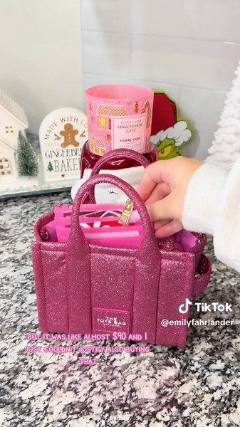 Here’s what fits in the Marc Jacobs Mini Tote🫶🏻🤭🩷 #fyp #foryoupage #thetotebag #whatsinmybag #purse