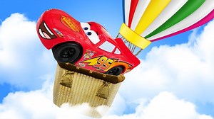 ¡La nueva aventura de los coches de juguete y el globo aerostático! Rayo McQueen se está preparando para una nueva carrera. ¡Qué velocidad! Ahora la meta de McQueen es atrapar un avión. Pero ¿cómo lo hará? Si no sabe volar... McQueen decide utilizar una rampa para coger velocidad y volar, pero no le sale. Mater viene a ayudar a su mejor amigo ¡Tiene una idea! ¡Van a hacer un globo aerostático! | Dibujos animados y Vídeos para niños