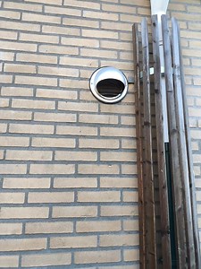 💨 Frisse keuken, stil en efficiënt! We hebben een oude recirculatie-afzuigkap vervangen door een nieuwe afzuigkap met gevelafvoer. Het resultaat: optimale werking en minder geur in huis. Dankzij de RVS terugslagklep blijft het bovendien stil bij wind én tochtvrij in huis. 🔹 Wil jij ook een krachtigere, stillere afzuigkap? Wij regelen het! Geleverd door Bemmel en Kroon & professioneel geïnstalleerd door Ajtec. #BemmelEnKroon #afzuigkap #keukeninspiratie #keukenrenovatie #installatie | AJ Tec b.