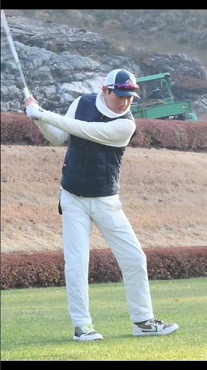 우승 감독의 날카로운 티샷. LG 염경엽 감독.
