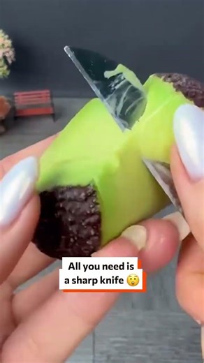 Is this the correct way to peel an avocado?! 🥑🔪 @chopchpoasmr