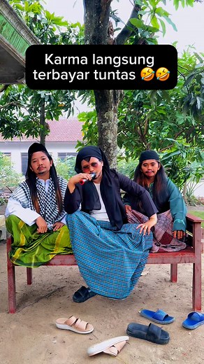 Parodi emak emak jual es teh.waduh sarung pak ustad jadi baseh ku ompol gening 🤣. #jangkauansemuaorang #jangakuanluas #jangakauanluas #videofyp #mualampungtengah #videolucu #fyp #videoreels #salingsuport #semuaorang | Ida Daman