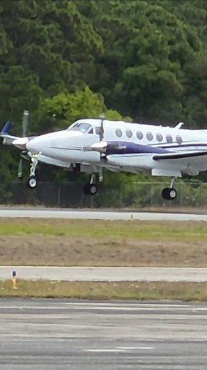 Beechcraft King Air 360 arrival at DSI #beechcraft #kingair #planespotting #aviation #landing