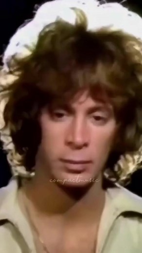 ALL BY MYSELF ERIC CARMEN Eric Howard Carmen es un cantante, compositor, guitarrista y teclista estadounidense. Logró éxitos en las décadas de 1970 y 1980, primero como miembro de Raspberries, luego en su carrera en solitario, incluidos éxitos como "All by Myself", "Never Gonna Fall in Love Again", "She Did It", "Hungry Eyes. "All by myself" es una canción de 1975 escrita e interpretada por el cantante estadounidense Eric Carmen para el álbum debut Eric Carmen y lanzada como sencillo junto al te