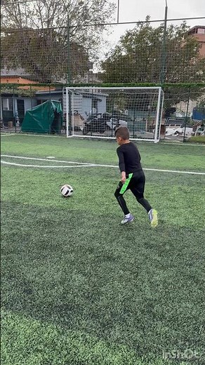 WEAK FOOT SHOOTING TRAINING 6 YEARS OLD. #football