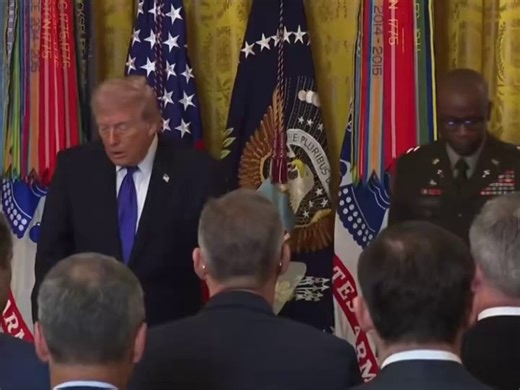 Il a juste l'air d'un gros CONL'Iran utilise des armes (Rayons infra-rouge) pour détruire les F-15 américains, Trump demande un cessez le feu, l'Iran refuseSa Puissante armée ne veut pas y allerIl est dans la grosse MARDE le VIEUX SÉNILEcomment il va s'en sortir? - MAL