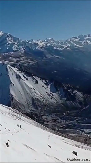Mount Everest: climbing the majestic mountain 🏔️💪#himalayas #nepal #shortvideo #everest
