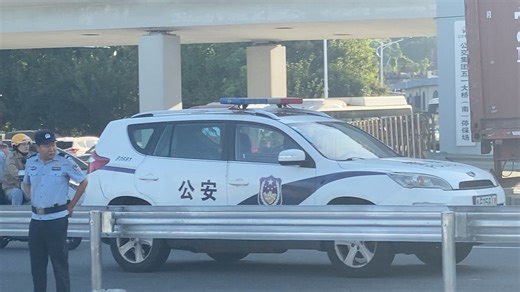 【牢库存】某中队吉利警车在湖州交通技师学院东北门前执勤，保障学生安全！