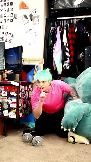 Be there for your friends, make their problems worse. @robbyepicsauce #prank #prankwars #funny #leapday #friends