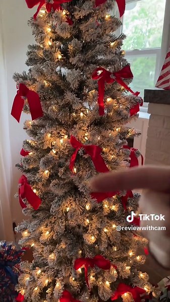 The perfect modern Christmas tree #slimchristmastree #christmastree #penciltree #christmasdecor #christmastreedecor @SHareconn.US