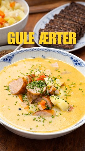 Umut Sakarya-Havshøj on Instagram: "annonce @zwillingdanmark | Gule ærter med medister & hamburgerryg! Husk at gemme opskriften 🤤👇 Her er opskriften på en rigtig dansk klassiker som jeg virkelig synes er undervurderet: Gule ærter. Det er en nem ret at lave, men enormt lækker og så er det en god måde at få spist bælgfrugter på. Denne opskrift kombinerer gule ærter med lækre tern af rodfrugter, saftig hamburgerryg og medister – og kan serveres med rugbrød, syltede rødbeder og sennep. Mine bedste