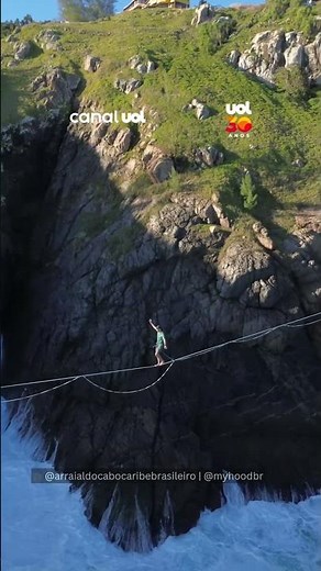 Atleta atravessa highline em cenário paradisíaco de Arraial do Cabo (RJ)