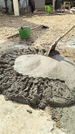The manual mixing techniques of concrete by masons
