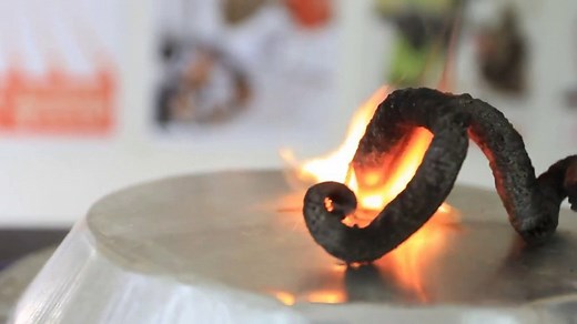 Réaction chimique impressionnante : combustion du Thiocyanate de mercure.