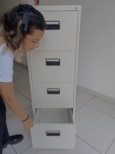 Archivador Metálico de 4 Gavetas: Solución Ideal