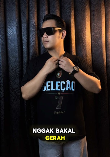 Jersey Portugal Nomor 7 — Desain Clean Depan, Sablon Camo Emas Belakang