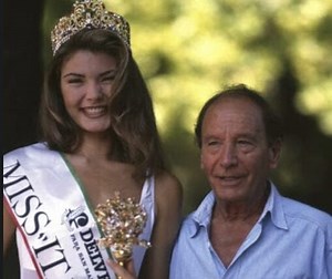 Era Miss Italia '94: oggi a 48 anni biondissima, insieme a... [FOTO]