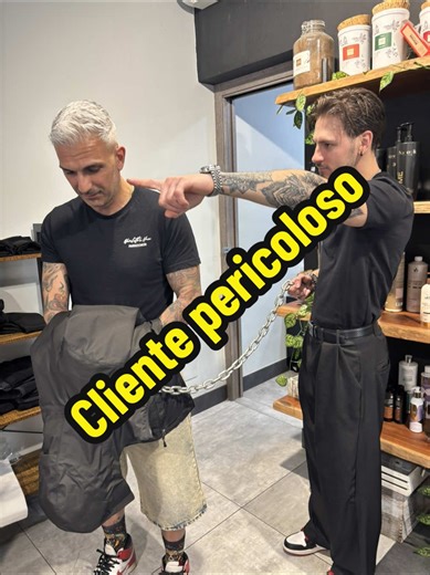 Cliente: “Ma dimmi… va bene il negozio? Fatturi?” Parrucchiere : “Eh dai, si lavora…” Cliente: “Tutto dichiarato?” Parrucchiere (inizia a sudare): “Non sono ca@@I tua ma comunque no se no come fai…” 😅 📞 Squilla il telefono del cliente Cliente: “Pronto? Sì… arrivo subito.” Parrucchiere: “Oh ma che è successo?” Cliente: “Devo passare… mi aspettano.” Parrucchiere: “Lavoro?” Cliente: “Eh già…” Parrucchiere: “Che fai?” Cliente: “…Finanziere.” 👮‍♂️ 👉 Morale: dal parrucchiere parla poco… e dichiara