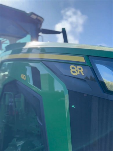 💪✨This NEW John Deere 8R 410 has flown out of the yard this week... are you looking for an upgrade? ✨💪 The John Deere 8R 410 is designed to excel in the field and delight on the road – delivering full productivity and superior comfort, no matter what conditions you find yourself in.✨ 💪458 hp 💪9.0 L Engine with 6 Cylinders 💪Premium Cab 💪End of Tyre Pressure Compromises 📍We have a range of new and used tractors, head over to our website now and browse the range! https://www.riponfarmservice